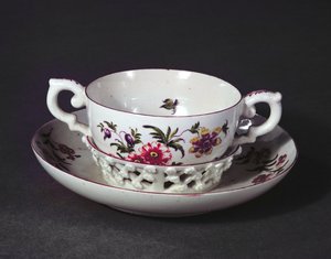 Derby trembleuse šálek s podšálkem, cca 1758 (porcelán)